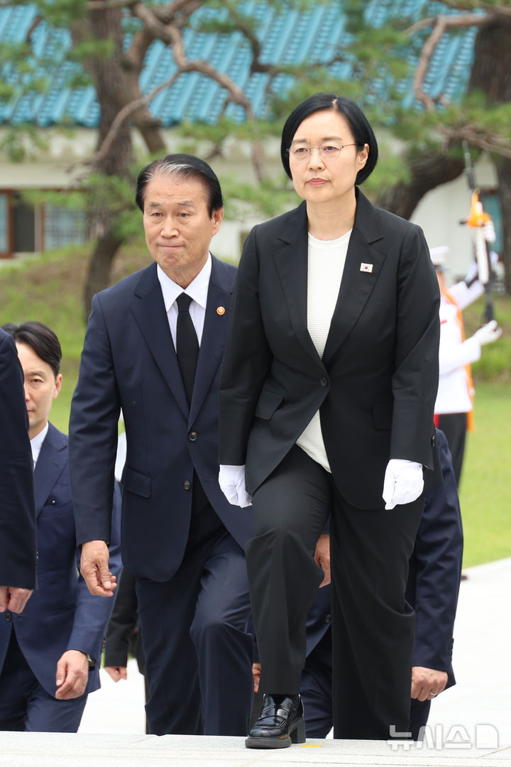 [서울=뉴시스] 고승민 기자 = 한성숙 신임 국무총리가 1일 국립서울현충원을 찾아 현충탑으로 향하고 있다. 2026.07.01. kkssmm99@newsis.com