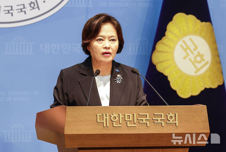 [서울=뉴시스] 정병혁 기자 = 정춘생 조국혁신당 의원이 지난 7월 1일 서울 여의도 국회 소통관에서 민청학련·여순사건 관련 형소법 개정안 제출 기자회견을 하고 있다. 2026.07.01. jhope@newsis.com