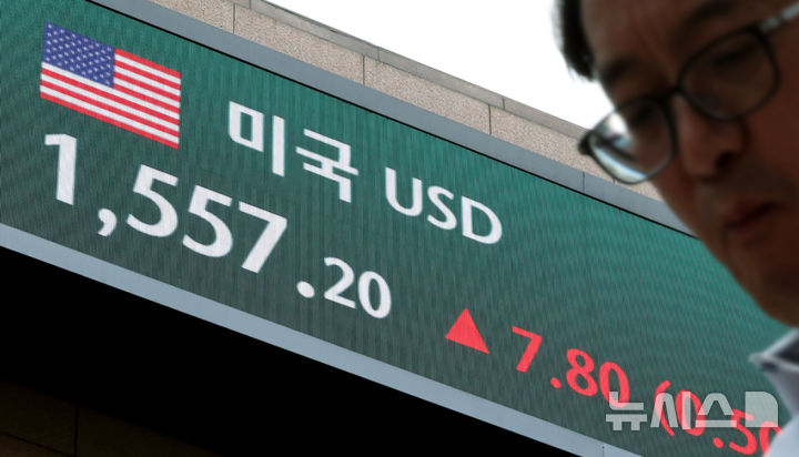 [서울=뉴시스] 김금보 기자 = 원·달러 환율이 장중 1,550원을 넘어선 1일 오후 서울 중구 하나은행 전광판에 환율이 표시돼 있다. 2026.07.01. kgb@newsis.com