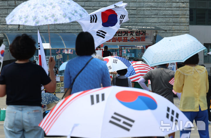 [서울=뉴시스] 권창회 기자 = 투표용지 부족 사태에 항의하는 개표소 봉쇄 시위가 27일째 이어지고 있는 지난 1일 오후 서울 송파구 올림픽공원 핸드볼경기장 앞에서 참가자들이 더위 속 구호를 외치고 있다. 2026.07.01. kch0523@newsis.com