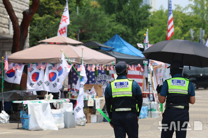 [서울=뉴시스] 권창회 기자 = 경찰청은 29일 한국의학연구소(KMI)와 '경찰 건강 증진을 위한 장기 공동연구' 업무협약(MOU)을 체결했다고 밝혔다. 사진은 1일 오후 서울 송파구 올림픽공원 핸드볼경기장 앞에서 경찰들이 인근 순찰을 돌고 있는 모습. 2026.07.01. kch0523@newsis.com