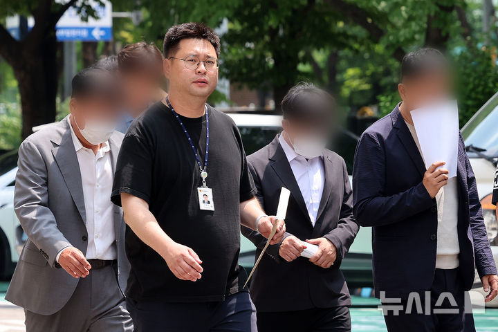 [서울=뉴시스] 조성우 기자 = 1000억원 이상의 시세조종 자금을 조달해 가장·통정매매 수법으로 주가를 조작한 혐의를 받는 피의자 4명이 1일 서울 양천구 서울남부지방법원에서 열린 구속 전 피의자 심문(영장실질심사)에 출석하고 있다. 2026.07.01. xconfind@newsis.com