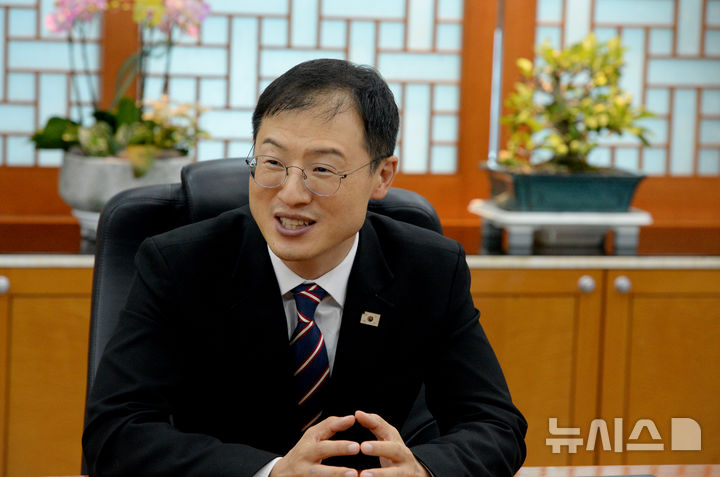 [울산=뉴시스] 배병수 기자 = 김상욱 제9대 울산광역시장이 1일 오후 시장실에서 열린 기자간담회에서 기자들의 질문에 답하고 있다. 2026.07.01. bbs@newsis.com.