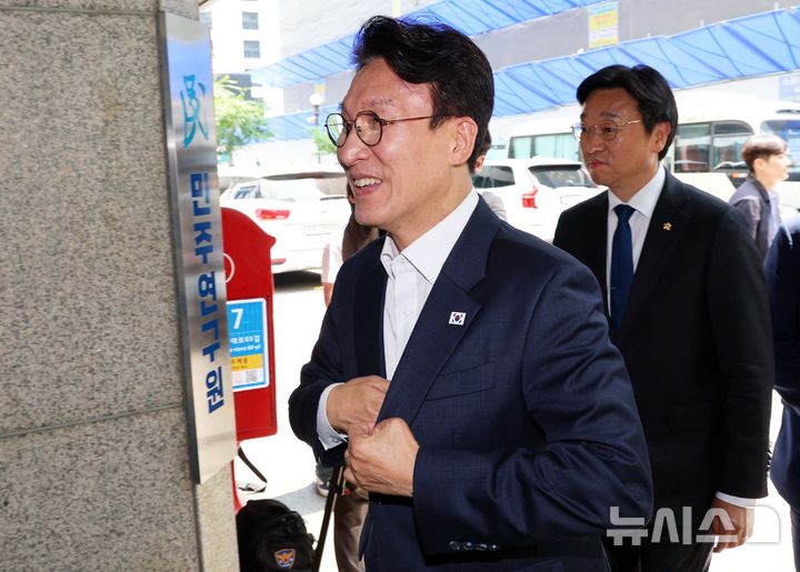[서울=뉴시스] 고범준 기자 = 김민석 전 국무총리가 지난 1일 서울 여의도 더불어민주당 당사를 방문하고 있다. 2026.07.01. bjko@newsis.com