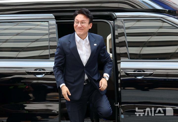 [서울=뉴시스] 고범준 기자 = 김민석 전 국무총리가 1일 서울 여의도 더불어민주당 당사를 방문하기 위해 차량에서 내리고 있다. 2026.07.01. bjko@newsis.com