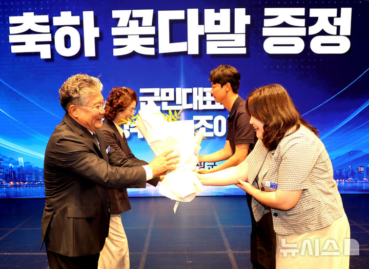 장세일 영광군수(앞줄 왼쪽)가 1일 민선9기 출범 군민 보고회에서 축하 꽃다발을 받고 있다. (사진=영광군 제공) photo@newsis.com