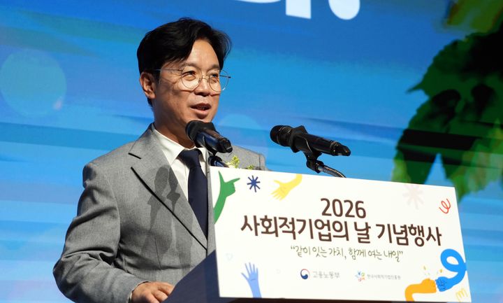 [서울=뉴시스] 김영훈 고용노동부 장관이 지난 7월 1일 서울 강남구 섬유센터에서 열린 '2026년 사회적기업의 날 기념행사'에서 발언하고 있다. (사진=고용노동부 제공) 2026.07.01. photo@newsis.com *재판매 및 DB 금지