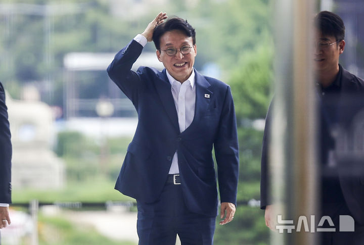 [서울=뉴시스] 정병혁 기자 = 김민석 전 국무총리가 지난 1일 서울 여의도 국회 본청으로 들어오고 있다. 2026.07.01. jhope@newsis.com