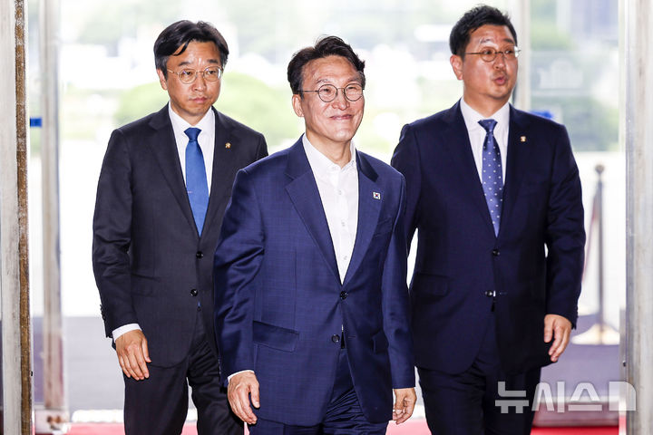 [서울=뉴시스] 정병혁 기자 = 김민석 전 국무총리가 1일 서울 여의도 국회 본청으로 들어오고 있다. 2026.07.01. jhope@newsis.com