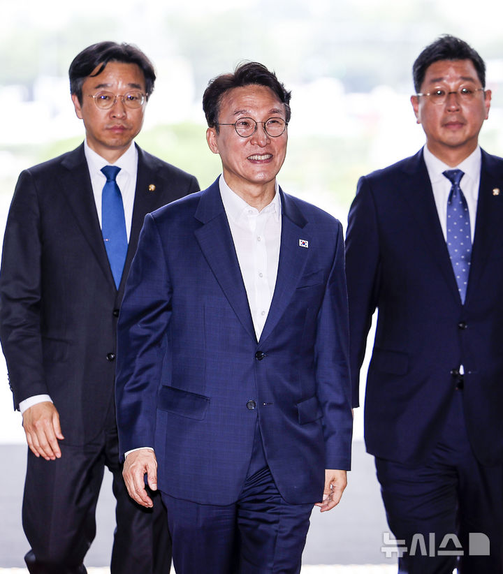 [서울=뉴시스] 정병혁 기자 = 김민석 전 국무총리가 1일 서울 여의도 국회 본청으로 들어오고 있다. 2026.07.01. jhope@newsis.com