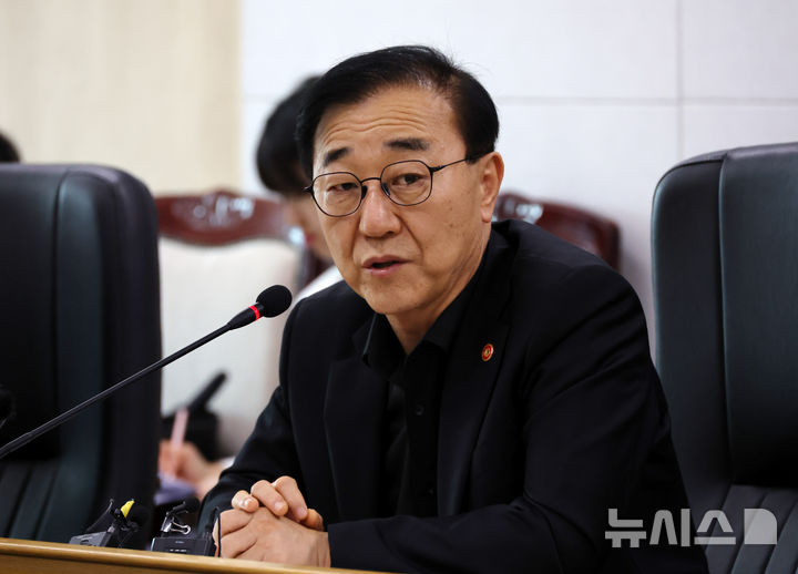 [세종=뉴시스] 배훈식 기자 = 김윤덕 국토교통부 장관이 1일 오후 세종시 정부세종청사에서 열린 자율주행 AI 전문가 간담회에서 발언하고 있다. 2026.07.01. dahora83@newsis.com