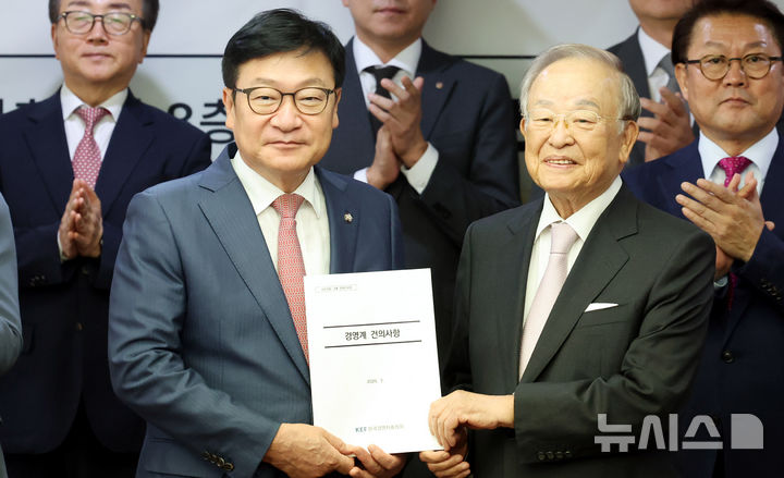 [서울=뉴시스] 박영태 기자 = 손경식 한국경영자총협회 회장이 1일 오후 서울 마포구 경총회관에서 열린 국민의힘-경총 정책간담회에서 정점식 국민의힘 원내대표에게 경영계 건의사항을 전달하고 있다. 2026.07.01. since1999@newsis.com