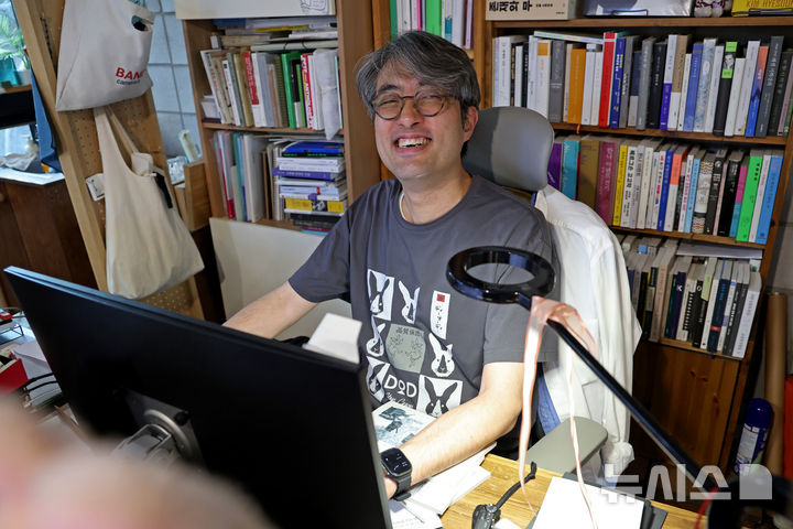 [서울=뉴시스] 박진희 기자 = 시집 서점 '위트 앤 시니컬(wit n cynical)' 대표 유희경 시인이 지난 1일 서울 종로구 위트앤시니컬 서점에서 개업 10주년 기념 북토크를 준비하고 있다.&nbsp; 2016년 7월 1일 서울 서대문구 신촌에서 문을 연 '위트 앤 시니컬'은 국내 최초의 ‘시집’ 전문 서점이다. 이후 2018년 서울 종로구 혜화동로터리로 자리를 옮겨, 동양서림 2층에 자리를 잡았다. 2026.07.10. pak7130@newsis.com