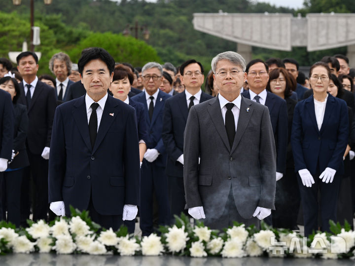 [전남광주=뉴시스] 이현행 기자 = 민형배 전남광주통합특별시장(오른쪽)과 김대중 전남광주통합특별시교육감이 1일 오후 광주 북구 운정동 국립5·18민주묘지를 찾아 오월 영령에 참배하고 있다. 2026.07.01. lhh@newsis.com