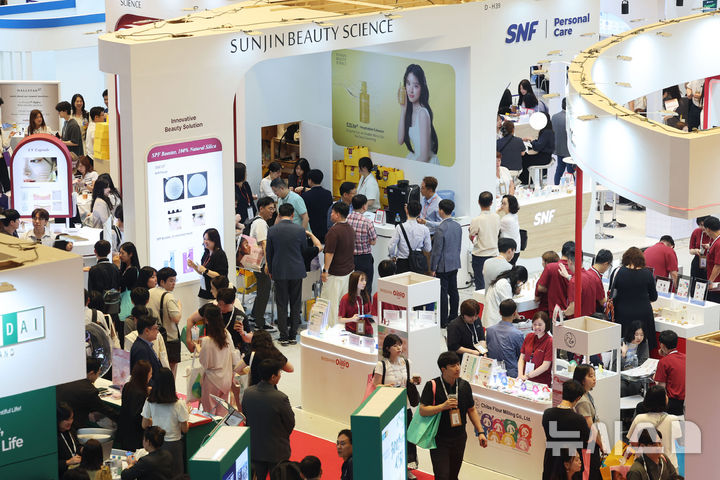 [서울=뉴시스] 권창회 기자 = 지난 1일 서울 강남구 코엑스에서 열린 인코스메틱스 코리아에서 관람객들이 부스를 둘러보고 있는 모습. 2026.07.01. kch0523@newsis.com