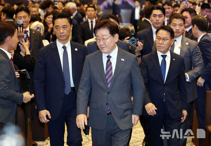 [인천=뉴시스] 조성봉 기자 = 이재명 대통령이 1일 인천 인스파이어 리조트에서 열린 '제22기 민주평통 유라시아 지역회의 평화공존 정책 대화'에 입장하고 있다. 2026.07.01. suncho21@newsis.com