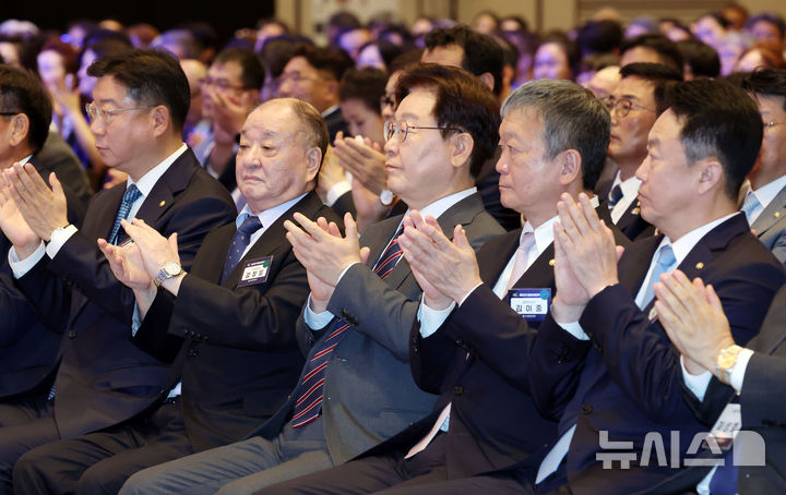 [인천=뉴시스] 조성봉 기자 = 이재명 대통령이 1일 인천 인스파이어 리조트에서 열린 '제22기 민주평통 유라시아 지역회의 평화공존 정책 대화'에서 참석자들과 박수를 치고 있다. 2026.07.01. suncho21@newsis.com