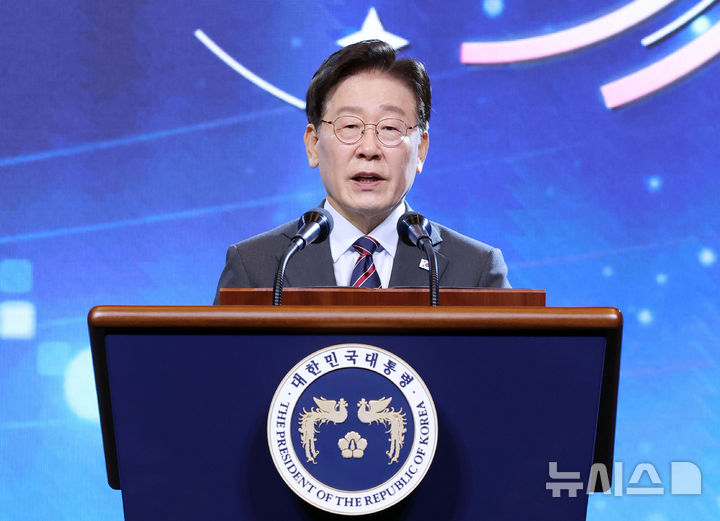 [인천=뉴시스] 조성봉 기자 = 이재명 대통령이 1일 인천 인스파이어 리조트에서 열린 '제22기 민주평통 유라시아 지역회의 평화공존 정책 대화'에서 인사말을 하고 있다. 2026.07.01. suncho21@newsis.com