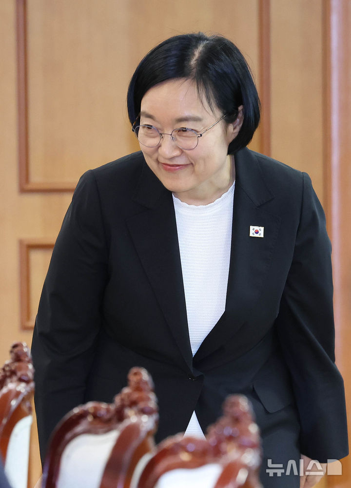 [서울=뉴시스] 조수정 기자 = 한성숙 신임 국무총리가 1일 오후 서울 종로구 정부서울청사에서 AI 혁신 관계장관 간담회를 주재하기 위해 회의실에 입장하고 있다. 2026.07.01. chocrystal@newsis.com