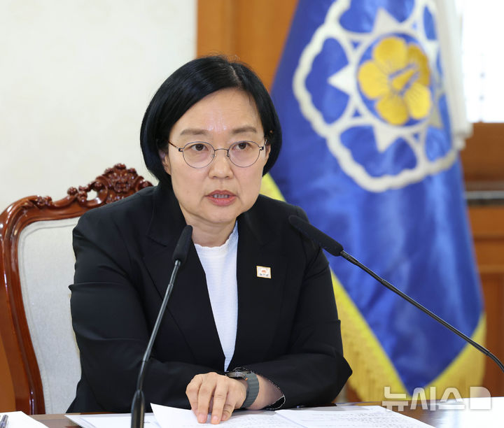 [서울=뉴시스] 조수정 기자 = 한성숙 신임 국무총리가 1일 오후 서울 종로구 정부서울청사에서 AI 혁신 관계장관 간담회를 주재하고 있다. 2026.07.01. chocrystal@newsis.com