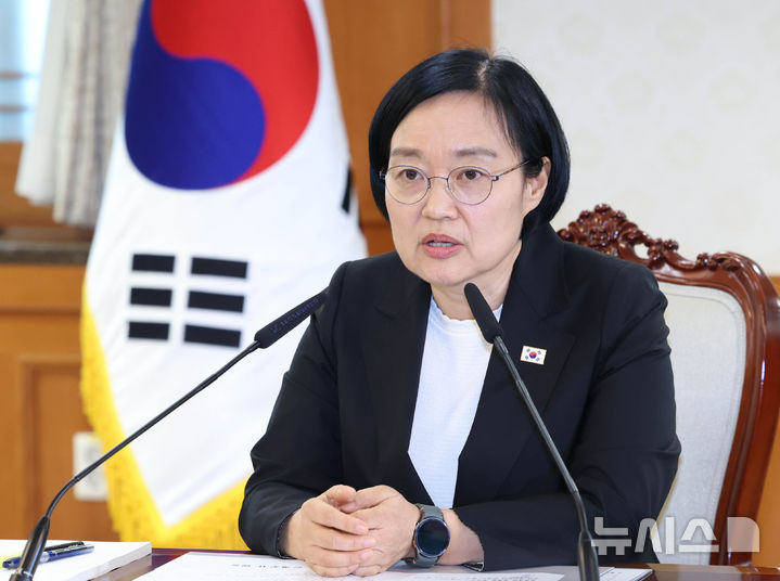 [서울=뉴시스] 조수정 기자 = 한성숙 신임 국무총리가 1일 오후 서울 종로구 정부서울청사에서 AI 혁신 관계장관 간담회를 주재하고 있다. 2026.07.01. chocrystal@newsis.com
