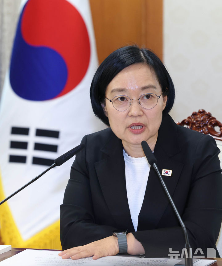 [서울=뉴시스] 조수정 기자 = 한성숙 신임 국무총리가 1일 오후 서울 종로구 정부서울청사에서 AI 혁신 관계장관 간담회를 주재하고 있다. 2026.07.01. chocrystal@newsis.com