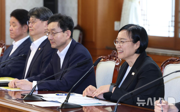 [서울=뉴시스] 조수정 기자 = 한성숙 신임 국무총리가 1일 오후 서울 종로구 정부서울청사에서 AI 혁신 관계장관 간담회를 주재하고 있다. 2026.07.01. chocrystal@newsis.com