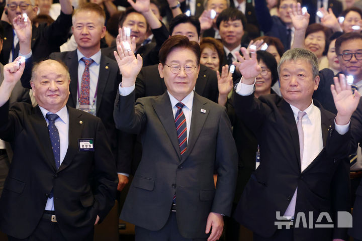 [인천=뉴시스] 조성봉 기자 = 이재명 대통령이 1일 인천 인스파이어 리조트에서 열린 '제22기 민주평통 유라시아 지역회의 평화공존 정책 대화'에서 강창일 민주평통 수석부의장 등 참석자들과 '평화공존의 빛' 퍼포먼스를 하고 있다. 2026.07.01. suncho21@newsis.com