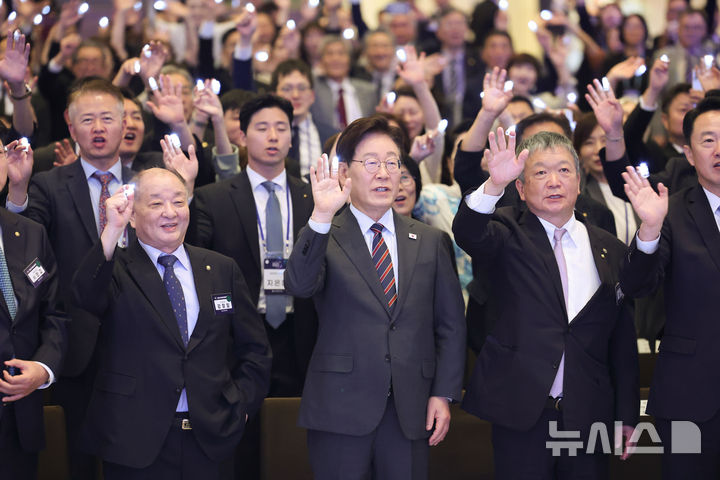 [인천=뉴시스] 조성봉 기자 = 이재명 대통령이 1일 인천 인스파이어 리조트에서 열린 '제22기 민주평통 유라시아 지역회의 평화공존 정책 대화'에서 강창일 민주평통 수석부의장 등 참석자들과 '평화공존의 빛' 퍼포먼스를 하고 있다. 2026.07.01. suncho21@newsis.com