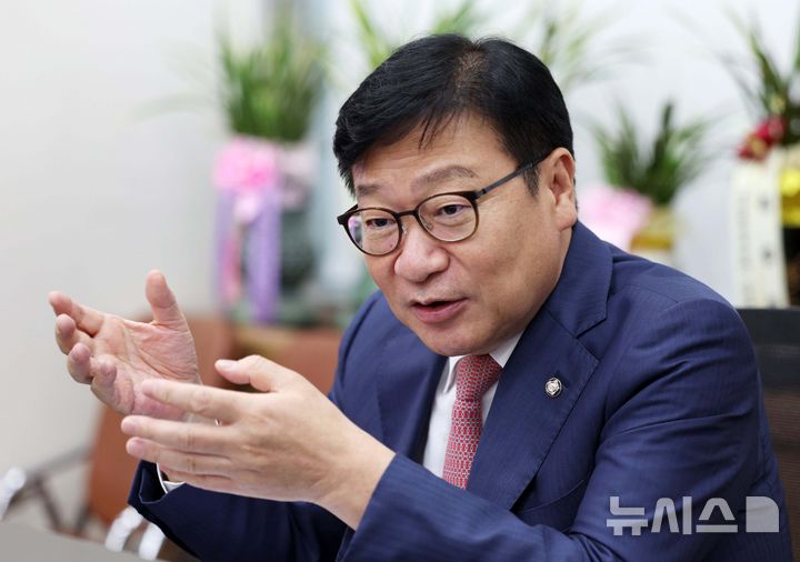 [서울=뉴시스] 고범준 기자 = 정점식 국민의힘 원내대표가 1일 서울 여의도 국회 원내대표실에서 뉴시스와 인터뷰를 하고 있다. 2026.07.02. bjko@newsis.com