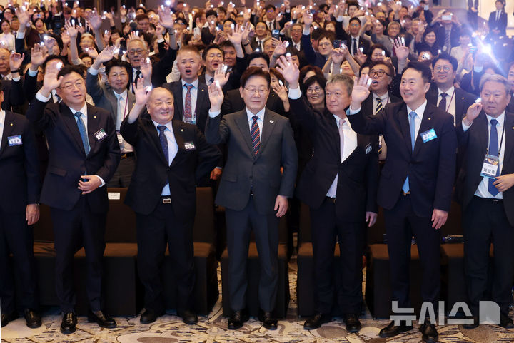 [인천=뉴시스] 조성봉 기자 = 이재명 대통령이 1일 인천 인스파이어 리조트에서 열린 '제22기 민주평통 유라시아 지역회의 평화공존 정책 대화'에서 강창일 민주평통 수석부의장 등 참석자들과 '평화공존의 빛' 퍼포먼스를 하고 있다. 2026.07.01. suncho21@newsis.com