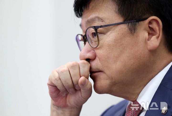 [서울=뉴시스] 고범준 기자 = 정점식 국민의힘 원내대표가 1일 서울 여의도 국회 원내대표실에서 뉴시스와 인터뷰를 하고 있다. 2026.07.02. bjko@newsis.com