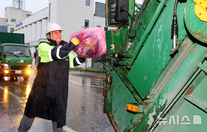 [곡성=뉴시스] 조상래 곡성군수 첫 업무 환경정화 활동. (사진=곡성군청 제공). photo@newsis.com *재판매 및 DB 금지