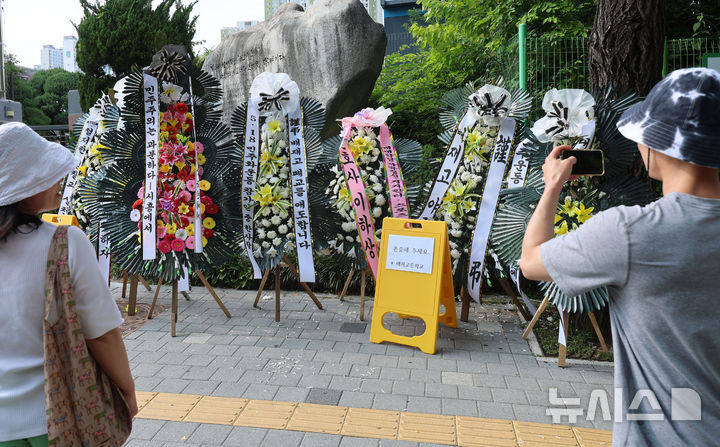 [서울=뉴시스] 권창회 기자 = 1일 오후 서울 강동구 배재고등학교 정문 앞에 근조화환이 놓여있다.지난달 29일 배재고는 청룡기 전국고교야구선수권대회 광주제일고와의 경기에서 스타벅스의 '5·18 탱크데이' 논란을 연상시키는 구호를 외쳤다. 이에 대한야구소프트볼협회(KBSA)는 오늘 제11차 스포츠공정위원회를 열고 배재고의 전국대회 출전 6개월 정지 중징계를 내렸다. 2026.07.01. kch0523@newsis.com