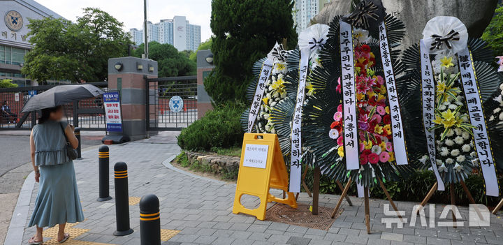 [서울=뉴시스] 권창회 기자 = 1일 오후 서울 강동구 배재고등학교 정문 앞에 근조화환이 놓여있다.지난달 29일 배재고는 청룡기 전국고교야구선수권대회 광주제일고와의 경기에서 스타벅스의 '5·18 탱크데이' 논란을 연상시키는 구호를 외쳤다. 이에 대한야구소프트볼협회(KBSA)는 오늘 제11차 스포츠공정위원회를 열고 배재고의 전국대회 출전 6개월 정지 중징계를 내렸다. 2026.07.01. kch0523@newsis.com