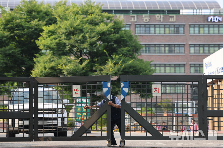 [서울=뉴시스] 권창회 기자 = 1일 오후 서울 강동구 배재고등학교 정문이 굳게 닫혀있다.지난달 29일 배재고는 청룡기 전국고교야구선수권대회 광주제일고와의 경기에서 스타벅스의 '5·18 탱크데이' 논란을 연상시키는 구호를 외쳤다. 이에 대한야구소프트볼협회(KBSA)는 오늘 제11차 스포츠공정위원회를 열고 배재고의 전국대회 출전 6개월 정지 중징계를 내렸다. 2026.07.01. kch0523@newsis.com