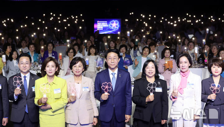 [서울=뉴시스] 조성우 기자 = 조정식(왼쪽 네 번째부터) 국회의장과 박창숙 한국여성경제인협회 회장을 비롯한 여성 기업인들이 1일 서울 중구 신라호텔에서 열린 제5회 여성기업주간 개막식에서 기념촬영을 하고 있다. 2026.07.01. xconfind@newsis.com