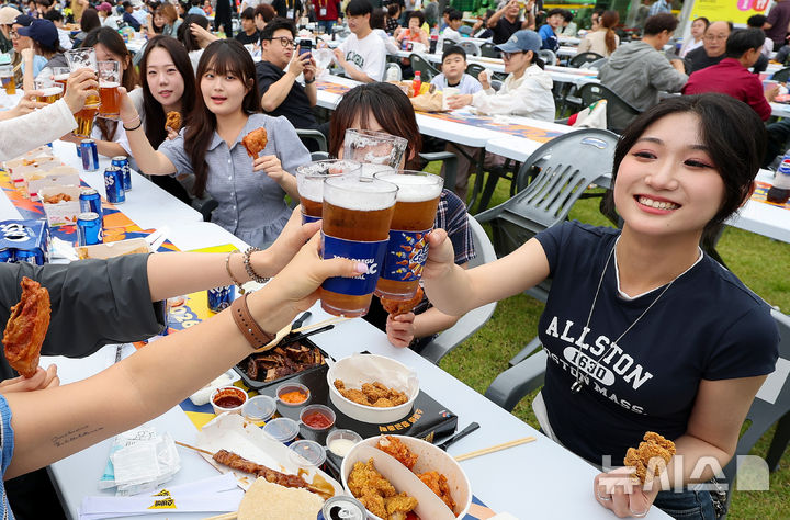 [대구=뉴시스] 이무열 기자 = 1일 오후 대구 달서구 두류공원 일원에서 열린 '2026 대구치맥페스티벌'을 찾은 시민들이 시원한 맥주와 치킨을 먹으며 축제를 즐기고 있다. 2026.07.01. lmy@newsis.com