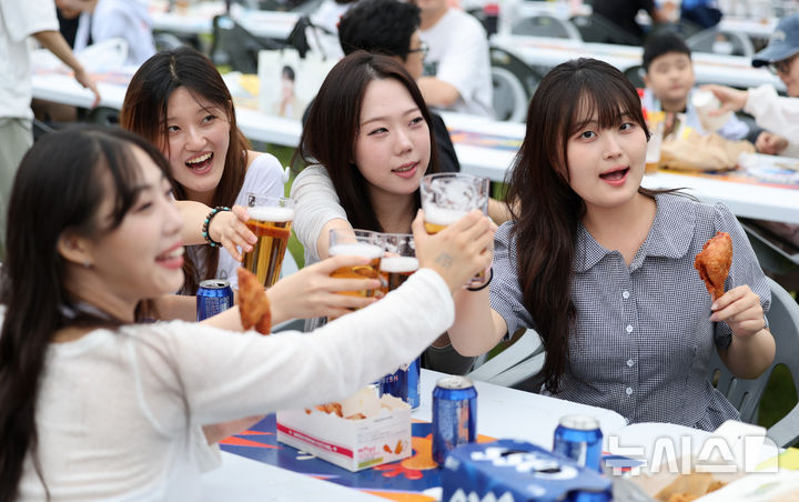 [대구=뉴시스] 이무열 기자 = 1일 오후 대구 달서구 두류공원 일원에서 열린 '2026 대구치맥페스티벌'을 찾은 시민들이 시원한 맥주와 치킨을 먹으며 축제를 즐기고 있다. 2026.07.01. lmy@newsis.com