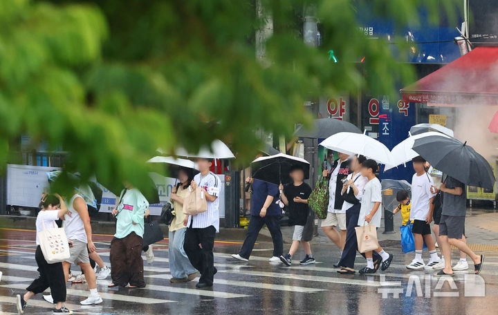 [서울=뉴시스] 황준선 기자 = 서울 서남권에 호우주의보가 발효된 지난 1일 오후 서울 구로구 거리에서 우산을 쓴 시민들이 발걸음을 재촉하고 있다. 2026.07.01. hwang@newsis.com