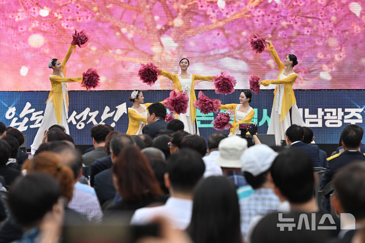 [전남광주=뉴시스] 이영주 기자 = 1일 오후 전남광주 동구 5·18민주광장에서 전남광주통합특별시 출범식 및 반도체 투자환영 시민대회 식전행사가 열리고 있다. 2026.07.01. leeyj2578@newsis.com