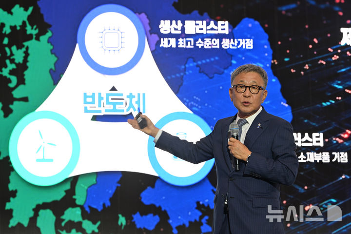 [전남광주=뉴시스] 이영주 기자 = 정은승 전남광주반도체전략위원장이 1일 오후 전남광주 동구 5·18민주광장에서 열린 전남광주 반도체전략위원회 출범식에 참여해 발표하고 있다. 2026.07.01. leeyj2578@newsis.com