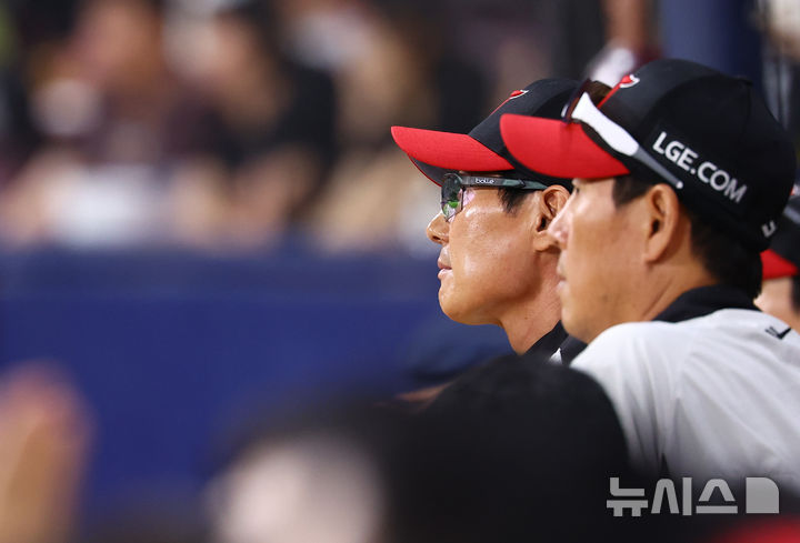 [서울=뉴시스] 황준선 기자 = 1일 서울 구로구 고척스카이돔에서 열린 2026 KBO리그 LG트윈스와 키움 히어로즈의 경기, LG 염경엽 감독이 경기를 지켜보고 있다. 2026.07.01. hwang@newsis.com