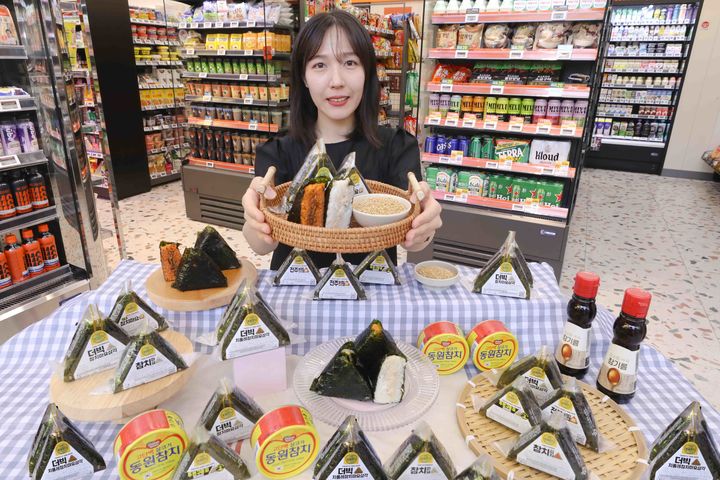 [서울=뉴시스] 이마트24가 핵심 원재료를 업그레이드해 삼각김밥 품질을 개선하는 리뉴얼을 진행한다. (사진=이마트24 제공) 2026.07.02. photo@newsis.com *재판매 및 DB 금지