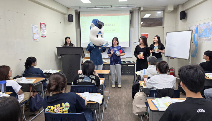 [서울=뉴시스] 명지대 학생 마약예방 활동단 '용기한걸음 메아리'가 '세계 마약퇴치의 날'(6월 26일)을 맞아 교내 외국인 유학생을 대상으로 6월 26일 마약류 예방 캠페인을 실시했다. (사진=명지대 제공) 2026.07.02. photo@newsis.com *재판매 및 DB 금지