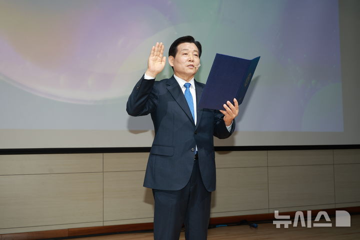 [완도=뉴시스]김신 완도군수는 지난 1일 청해진스포츠센터에서 기관·사회단체장과 군민 등 1000여명이 참석한 가운데 제40대 완도군수 취임식을 가졌다. (사진=완도군 제공). 2026.07.02. kykoo1@newsis.com *재판매 및 DB 금지