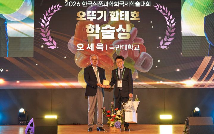 박기문 오뚜기함태호재단 이사(왼쪽)와 오뚜기 함태호 학술상을 받은 오세욱 국민대 교수가 기념촬영을 하고 있다. (사진=오뚜기 제공) *재판매 및 DB 금지