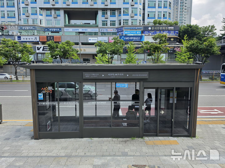 [성남=뉴시스] 서현역 앞에 설치된 성남시 스마트 버스쉘터 (사진=성남시 제공) 2026.07.02.photo@newsis.com