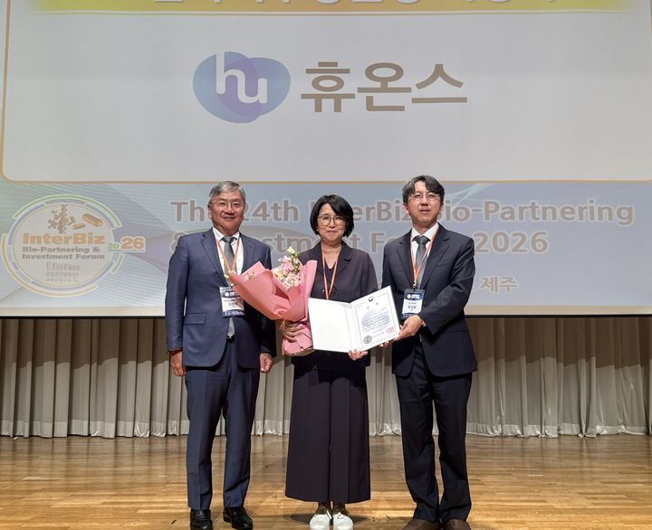 [서울=뉴시스] 박경미 휴온스 연구개발총괄 부사장(가운데)과 시상자인 김정진 한국신약개발연구조합 이사장(왼쪽), 임강섭 보건복지부 제약바이오산업과 과장(오른쪽)이 기념 촬영을 하고 있다. (사진=휴온스 제공) 2026.07.02. photo@newsis.com *재판매 및 DB 금지
