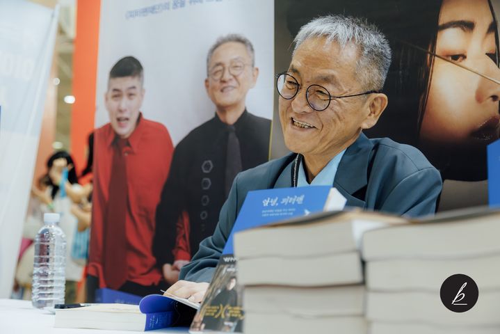 [서울=뉴시스] 2일 카카오에 따르면 브런치에서 '꼭두'라는 필명으로 활동한 전경철 작가의 에세이 '안녕, 피터팬'이 지난달 25일 출간됐다. 사진은 전 작가가 지난달 26일 서울 강남구 코엑스에서 열린 서울국제도서전에서 사인회를 가진 모습. 2026.07.02. (사진=카카오 제공) *재판매 및 DB 금지